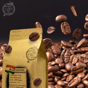 Indyjska kawa ma wiele twarzy, podobnie jak kraj, z którego pochodzi. Tylko w tym zakątku świata kawowce rosną pomiędzy drzewami, w lasach co zapewnia im wyjątkowy i niepowtarzalny smak