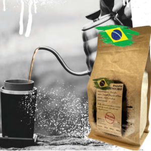 Nasza palarnia z dumą prezentuje kawę z regionu Brazylia Patrocínio Cerrado - prawdziwe arcydzieło kawowej sztuki. Ziarna te wywodzą się z obszaru Cerrado, gdzie u podnóża Chapadão de Ferro ukrywa się niezwykła historia i bogactwo natury. Dzięki wyjątkowej glebie, nasze ziarna absorbuje esencję minerałów i składników odżywczych, co przekłada się na ich unikalny smak i aromat. Nasza palarnia poświęca się precyzyjnemu wypałowi tych ziaren, aby zachować ich pierwotną charakterystykę i wyjątkowe walory sensoryczne. Zapraszamy do odkrywania niezrównanej kultury kawowej Brazylii w każdej filiżance kawy Brazylia Patrocínio Cerrado.